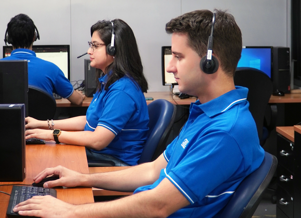 Operadores con auriculares en la central CUIDAR X-28, asegurando respuesta inmediata y atención experta las 24 horas.