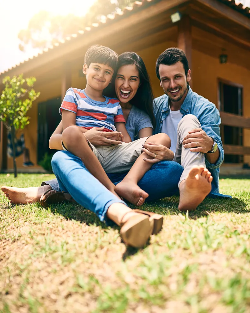 Familia compartiendo un momento en el jardín de su casa