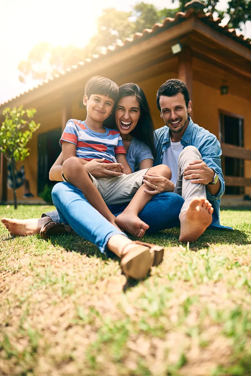Familia compartiendo un momento en el jardín de su casa